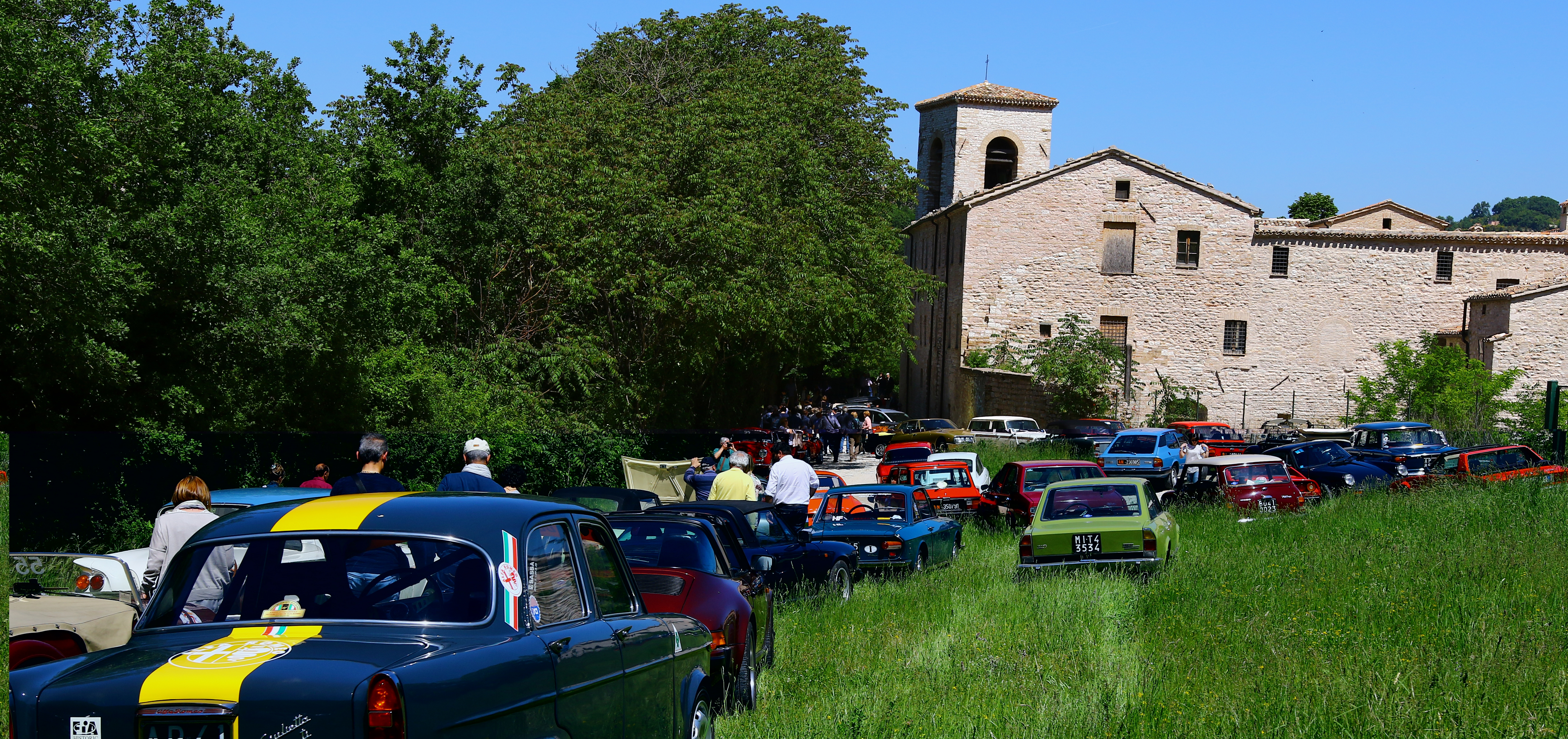 AUTO D’EPOCA, 55 EQUIPAGGI AL 23° GIRO DELLE ABBAZIE ORGANIZZATO DAL CAEM