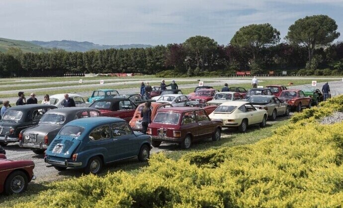 DAL BEL MARE AL BEL MONTE: 50 BELLE AUTO D’EPOCA HANNO RAGGIUNTO CASTELRAIMONDO